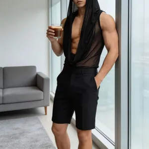 Top smanicato con cappuccio in rete trasparente nera scollo a V profondo e pantaloncini