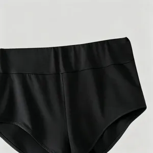 Vista dettagliata di pantaloncini sportivi fitness stretti a vita alta tinta unita da uomo.