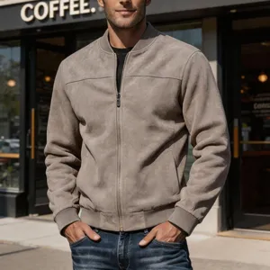 Gedetailleerd overzicht van heren suède bomberjack met rits aan de voorkant en ribboord.