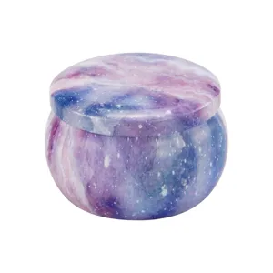 Vue détaillée d'une boîte métallique ronde avec motif galaxie violet, parfaite pour bougies.
