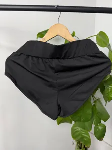Pantaloncini sportivi fitness neri da uomo tinta unita con vita alta elastica per allenamento.