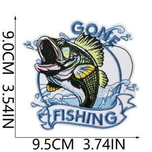 Detailansicht eines amerikanischen Retro-Angler-Stickaufnähers mit klarem Text und feinen Stichen.