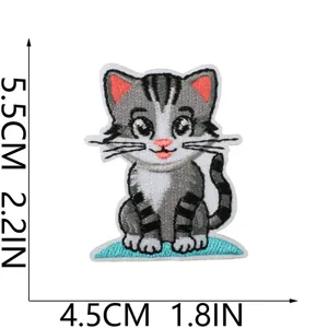 Süßer grauer getigerter Katzen Stickaufnäher zum Aufbügeln DIY Kleidung Deko Detailansicht