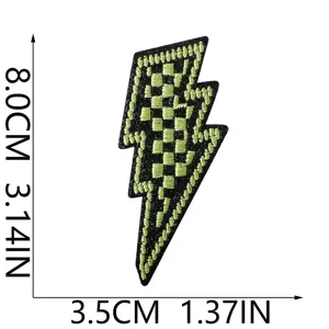Detailaufnahme des grün-schwarzen karierten Blitz-Bestickungsaufnähers mit ca. 8 cm.