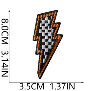 Modischer Blitz-Stickaufnäher mit schwarz-weißem Karomuster und orangefarbenem Rand.