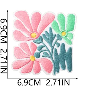Vue détaillée du patch brodé floral montrant des motifs de fleurs roses et vertes vibrants.
