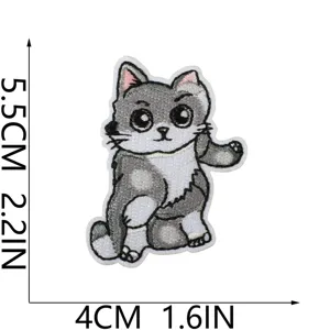 Nahaufnahme des süßen grauen Katzenstickerei-Aufnähers für DIY-Kleidung und Taschen.