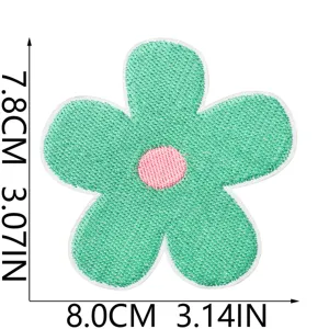 Vue détaillée du patch brodé en forme de fleur, dimensions précises 7.8x8.0cm pour réparation.