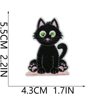 Detaillierte Ansicht des süßen schwarzen Katzen Stickaufnähers mit Maßangaben.