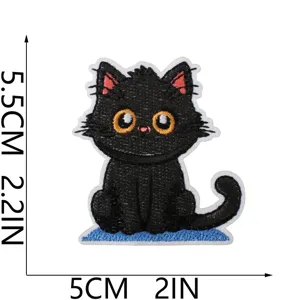 Schwarzer Katzen-Stickaufnäher im Detail, zeigt sehr feine Nähte und exakte Maße.