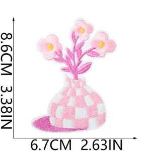 Vue détaillée du patch brodé en forme de vase à carreaux rose et blanc avec dimensions.