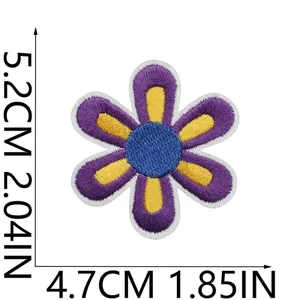 Blumen Stickerei Aufnäher mit violetten Blütenblättern und blauem Zentrum für Jacke DIY.