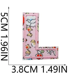 Vista dettagliata della lettera ricamata floreale bordo rosa misura 5cm per 3.8cm toppa.