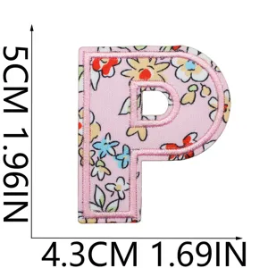 Toppa ricamata lettera P con fiori e bordo rosa decorazione vestiti borse 5x4.3cm