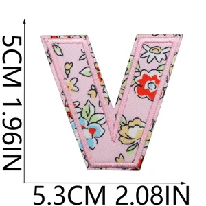 Toppa ricamata con lettera V floreale rosa accessorio per abbigliamento distintivo.