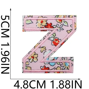 Toppa ricamata lettera Z con fiori rosa, applicazione termoadesiva per vestiti e borse.