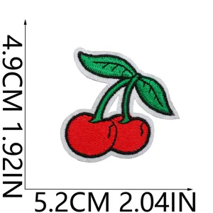 Vista dettagliata della graziosa toppa ricamata di ciliegie con vivaci frutti rossi e foglie.