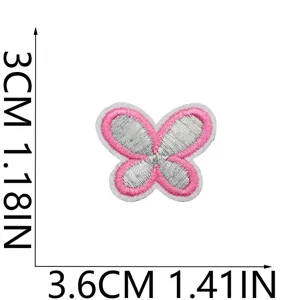 Bellissima toppa ricamata farfalla rosa argento accessorio vestiti misura 3x3.6cm.