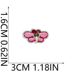 Toppa ricamata a farfalla rosa, simpatico distintivo di cartone per vestiti e borse decoro.