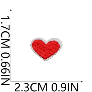 Primo piano di una toppa ricamata a forma di cuore rosso con dimensioni chiare per decoro.