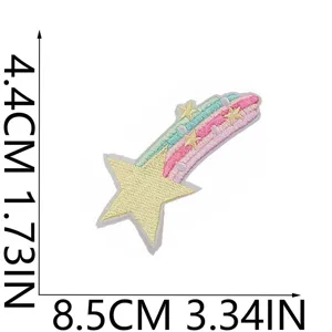 Vista dettagliata della patch ricamata stella cadente arcobaleno con dimensioni esatte.