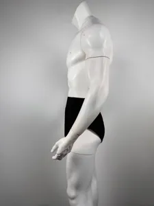 Vista dettagliata dei pantaloncini da fitness neri da uomo a vita alta sul manichino.