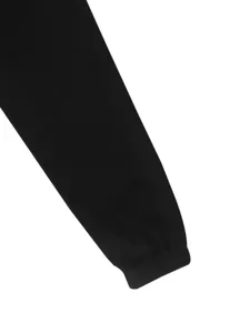 Schwarze Fleecejacke Ärmel Detail Nahaufnahme mit weicher Stoffstruktur und elastischem Bündchen.