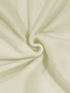 Cremefarbener Fleecestoff Detailansicht zeigt weiche Textur und gemütliche Wärme für Jacke.