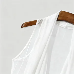 Primo piano dettagliato di un top smanicato trasparente da uomo con scollo a V drappeggiato.
