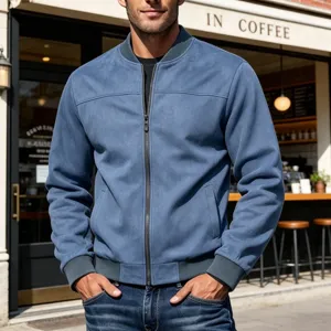 Gedetailleerd overzicht van het blauwe heren suede bomberjack met rits en comfortabele pasvorm.
