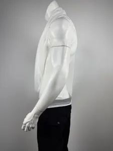 Top smanicato da uomo in rete trasparente drappeggiato scollo V, dettaglio laterale.