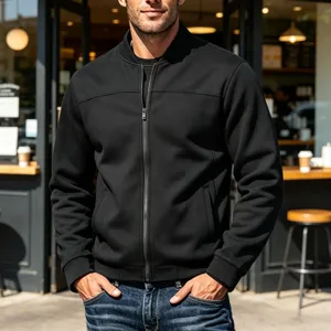 Heren zwarte bomberjack met rits, geribbelde kraag en zoom voor casual stijl detail.