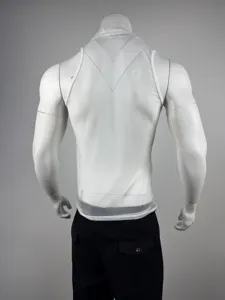 Top smanicato in rete trasparente da uomo dettaglio posteriore, gilet leggero da club.