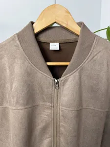 Detailopname van de kraag en rits van het heren faux suede bomberjack, premium textuur.