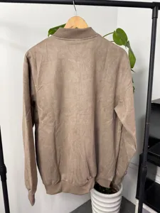 Detailweergave achterkant van bruine heren faux suède bomberjack casual jas stijl.