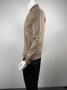 Gedetailleerd zijaanzicht van heren faux suede bomberjack met geribbelde kraag, casual.