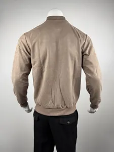 Achterkant details van heren suèdelook bomberjack, stijlvolle casual buitenkleding met ribboord.