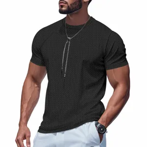 Detailaufnahme des strukturierten Herren T-Shirts mit Rundhalsausschnitt und guter Passform.