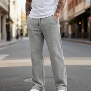 Vista dettagliata dei pantaloni casual dritti in tessuto waffle da uomo con coulisse.