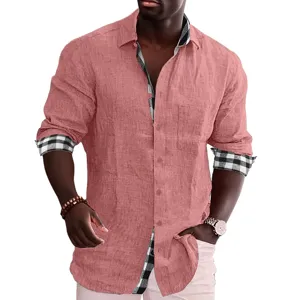 Vista dettagliata della camicia uomo a maniche lunghe con polsini a quadri eleganti.