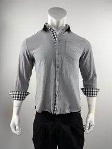 Camicia casual uomo manica lunga grigia con dettagli a quadri su colletto e polsini.