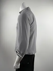 Camicia da uomo a maniche lunghe con polsini a quadri e colletto classico.