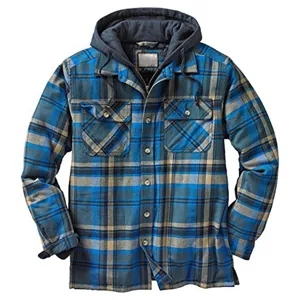 Detailansicht der dicken Karierten Herren Flanelljacke mit Kapuze, Knöpfen und Brusttaschen.