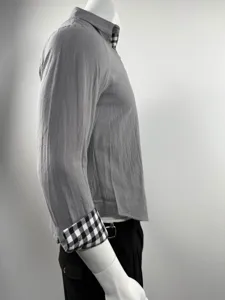 Camicia uomo a maniche lunghe con dettaglio polsino e colletto a quadri vista laterale.