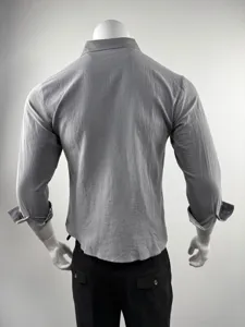 Camicia casual da uomo a maniche lunghe con colletto a risvolto dettaglio posteriore grigio.