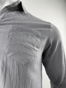 Camicia casual grigia da uomo vista dettaglio che mostra tasca sul petto e colletto.