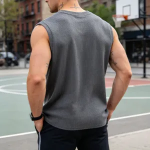 Γκρι ριγέ πλεκτό αμάνικο γιλέκο ανδρικό casual slim fit αθλητικό φανελάκι λεπτομέρεια