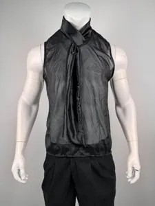 Detailopname van heren zwarte mesh mouwloze top met stijlvol stropdas kraagontwerp.