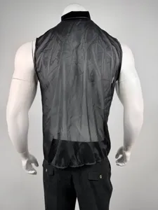 Achterkant detail van het heren zwarte mesh mouwloze vest met elegante satijnen kraag.