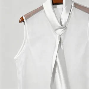 Witte satijnen mouwloze transparante mesh heren top met stijlvolle sjaal kraag detail.